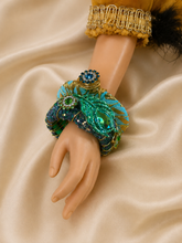 Load image into Gallery viewer, Conjunto de aretes y brazaletes para muñeca