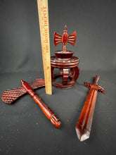 Load image into Gallery viewer, Set de Corona ,hacha y espada